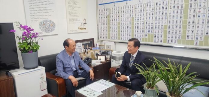 「만나고 싶었습니다」 첫 번째 주인공인 대한노인회 김포시지회 이석영 지회장을 김정덕 김포시니어신문 수석기자가 인터뷰하고 있다.